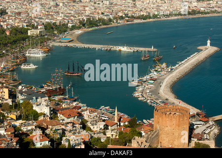 Türkei, Provinz Antalya, Alanya, Blick von der Mittleren Burg auf den Roten Turm (Kule Kizil) und Hafen Banque D'Images