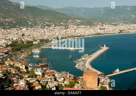 Türkei, Provinz Antalya, Alanya, Blick von der Mittleren Burg auf den Roten Turm (Kule Kizil) und Hafen Banque D'Images