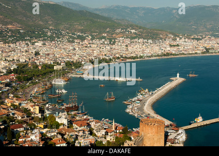 Türkei, Provinz Antalya, Alanya, Blick von der Mittleren Burg auf den Roten Turm (Kule Kizil) und Hafen Banque D'Images