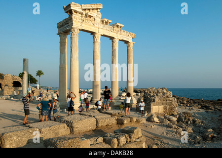 Türkei, Provinz Antalya, Side, korinthische Säulen und Giebel mit des Medusenfries Apollontempel im Heiligen Bezirk Banque D'Images