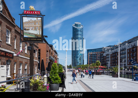 Centre Commercial GUNWHARF QUAYS et le complexe de loisirs à Portsmouth Harbour. No1 GUNWHARF QUAYS Apartment Tower en arrière-plan. Banque D'Images