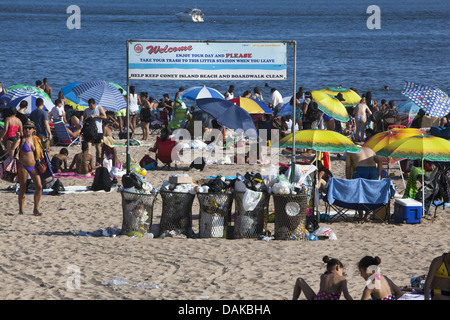 Il n'y a jamais assez de poubelles sur la plage pour les foules à Coney Island, Brooklyn, New York. Banque D'Images