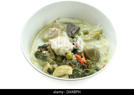 Poulet au curry vert servi avec des vermicelles de riz dans un bol blanc Banque D'Images