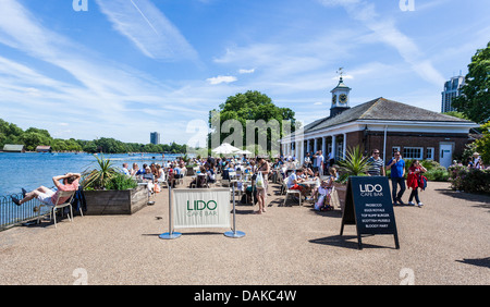 La Serpentine Lido bar café, Hyde Park, London, England, UK. Banque D'Images