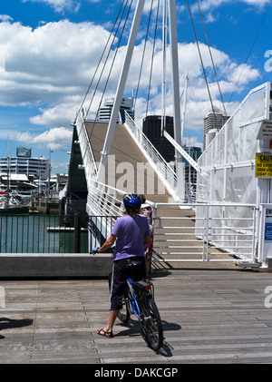Dh Viaduct Basin Auckland Nouvelle-zélande cycliste Femme regardant Wynyard Crossing Te Wero bridge location vélo en ville Banque D'Images