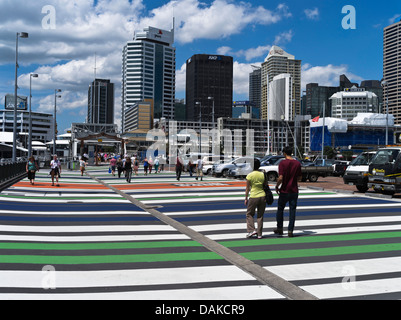 dh Viaduct Basin AUCKLAND NOUVELLE-ZÉLANDE couple marchant Auckland front de mer gratte-ciel bâtiments promenade dans le port Banque D'Images