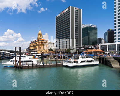 Dh Le port d'Auckland Auckland NOUVELLE ZÉLANDE cataraman Fullers au bord de l'embarcadère de ferry Banque D'Images