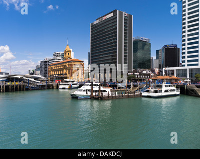 dh Auckland Harbour AUCKLAND NEW ZEALAND Ferries quai de ferry front de mer Aérogare Skyscraper bloque la ligne d'horizon du port de waitemata Banque D'Images