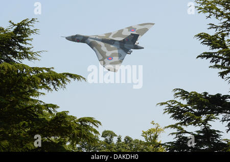 Avro Vulcan B2 XH558 avion de bombardement nucléaire. Le Goodwood Festival of Speed. Battant entourée d'arbres Banque D'Images