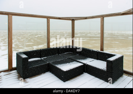 Meubles de jardin sur terrasse à l'autre dans la neige, Pays-Bas, Texel Banque D'Images