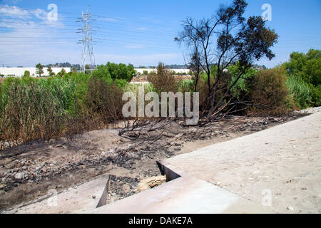 Los Angeles, USA. Le 13 juillet, 2013. Les dommages causés par l'incendie à Los Angeles River le lendemain d'un camion-citerne s'est renversé sur la proximité de l'autoroute 5 près de l'Elysian Valley de renverser certaines de ses 8500 gallons d'essence qui a couru vers le bas d'un collecteur d'eaux pluviales à la rivière. La forte odeur de gaz autorités forcée pour bloquer l'accès à la rivière pour les plusieurs centaines de mètres autour de l'endommagement, plusieurs organismes includinf LADF et l'EPA sera suivi de la situaion. La région a récemment ouvert pour usage récréatif, y compris le kayak pêche andf, pour la première fois en 80 ans. Banque D'Images