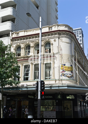 dh Queen Street Backpacker auberge AUCKLAND NOUVELLE ZÉLANDE Backpacker femme assis à l'arrière de la fenêtre qui emballe le bâtiment colonial Banque D'Images