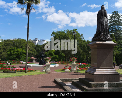 Dh Albert Park Auckland Nouvelle-zélande statue de la reine Victoria fontaine jardin fleuri de personnes Banque D'Images