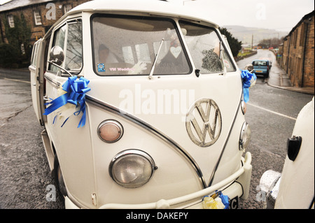 Le camping-car VW Voiture de mariage à l'état humide jour de mariage au Royaume-Uni. Banque D'Images