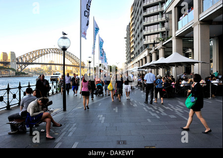 Waterfront à Circular Quay avec une vue sur Sydney Harbour Bridge. Circular Quay, Sydney, Australie Banque D'Images