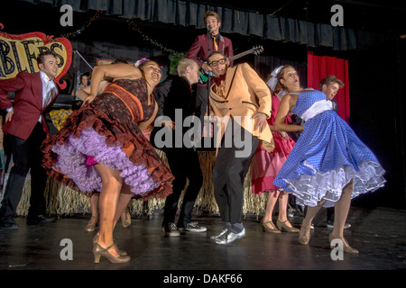 N 1950 Vêtements, Rydell High School Les élèves de l'école de danse de bal d'une production étudiante de la comédie musicale "Grease" Banque D'Images