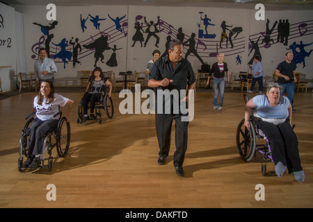 Un professeur de danse afro-américaine donne des adultes handicapés effectuer une danse en fauteuil roulant avec des adultes normaux, à San Diego, CA. Banque D'Images