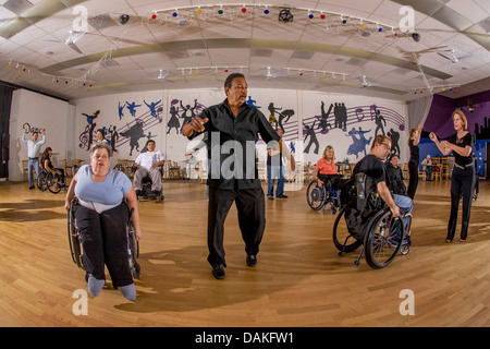 Un professeur de danse afro-américaine donne des adultes handicapés effectuer une danse en fauteuil roulant avec des adultes normaux, à San Diego, CA. Banque D'Images