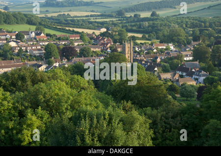 Paysage. Une vue sur le village historique de Dorset de Cerne Abbas et la campagne environnante, de Giant Hill, dans la soirée, le soleil d'été. L'Angleterre. Banque D'Images