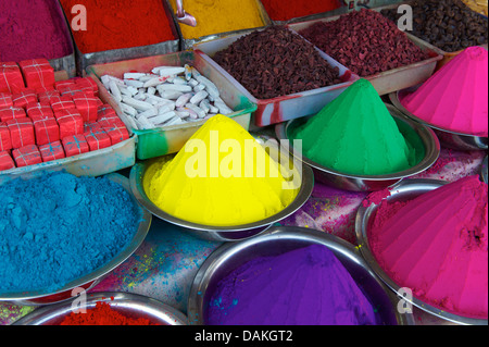 Des piles de couleur poudre indienne bindi dye au marché plein air en Inde bleu, jaune, vert, rose et violet Banque D'Images