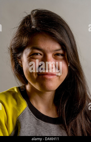 Un heureux mélange de nature raciale américains d 19-year-old girl smiles pour son studio portrait in Laguna Niguel, CA. Banque D'Images