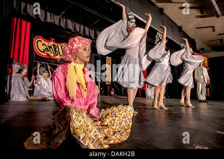 N 1950 de l'habillement et une perruque rose, Frenchy effectue sa 'Beauté' nombre d'abandon scolaire dans une production étudiante de 'Grease'. Banque D'Images