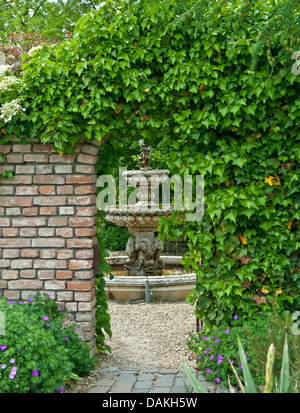Le lierre, lierre (Hedera helix), couverte de lierre garten gate, Pays-Bas Banque D'Images