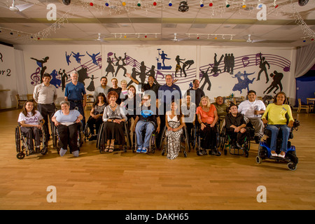 Un professeur de danse afro-américaine pose avec des handicapés et des adultes normaux, dans un fauteuil roulant de classe de danse à San Diego, CA. Banque D'Images