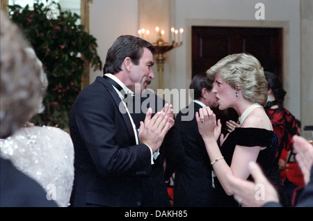 Diana, princesse de Galles danse avec l'acteur Tom Selleck lors d'un dîner de gala à la Maison Blanche le 9 novembre 1985 à Washington, DC. Banque D'Images