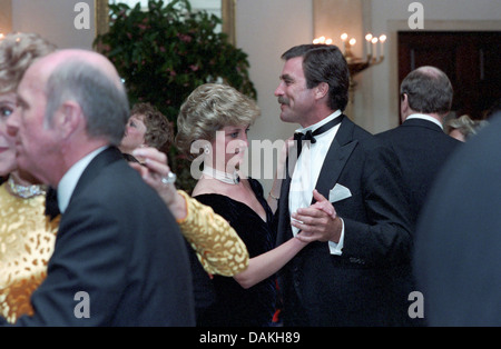 Diana, princesse de Galles danse avec l'acteur Tom Selleck lors d'un dîner de gala à la Maison Blanche le 9 novembre 1985 à Washington, DC. Banque D'Images