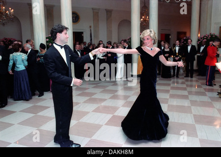 Diana, princesse de Galles danse avec l'acteur John Travolta lors d'un dîner de gala à la Maison Blanche le 9 novembre 1985 à Washington, DC. Banque D'Images