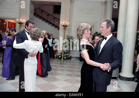 Diana, princesse de Galles danse avec l'acteur Clint Eastwood en tant que première dame Nancy Reagan danse avec l'acteur Tom Selleck lors d'un dîner de gala à la Maison Blanche le 9 novembre 1985 à Washington, DC. Banque D'Images