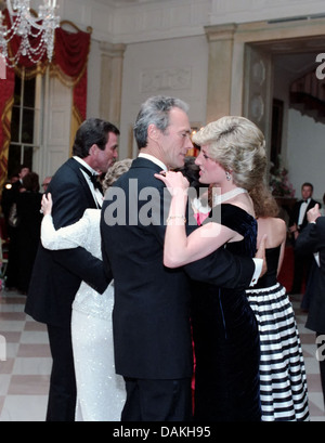 Diana, princesse de Galles danse avec Clint Eastwood acteur lors d'un dîner de gala à la Maison Blanche en son honneur le 9 novembre 1985 à Washington, DC. Banque D'Images