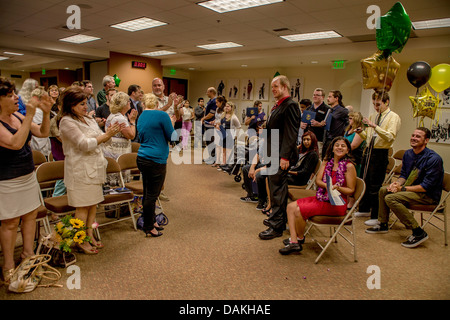 Encourager les membres de la famille des diplômés du programme de transition pour les adultes (ATP) l'obtention du diplôme à San Juan Capistrano, CA. Banque D'Images