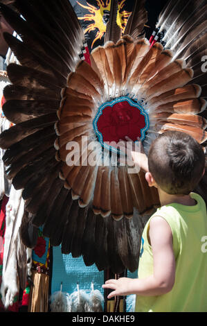 La fière nation mohawk vivant dans la communauté autochtone de Kahnawake situé sur la rive sud du fleuve Saint-Laurent, au Québec Canada célèbre son Pow-Wow annuel avec des danses traditionnelles et la musique de tambour -Juillet 2013 13-14 Banque D'Images