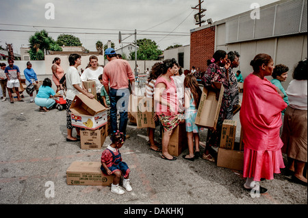 Hispaniques et Afro-Américains affamés la ligne résidents locaux gratuitement donner de la nourriture après l'Rodney King 1992 émeutes raciales. Banque D'Images