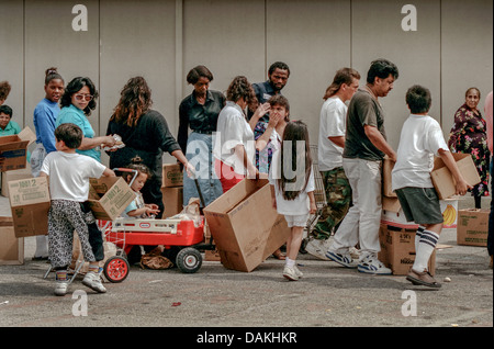 Hispaniques et Afro-Américains affamés la ligne résidents locaux gratuitement donner de la nourriture après l'Rodney King 1992 émeutes raciales. Banque D'Images