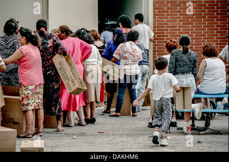 Hispaniques et Afro-Américains affamés la ligne résidents locaux gratuitement donner de la nourriture après l'Rodney King 1992 émeutes raciales. Banque D'Images