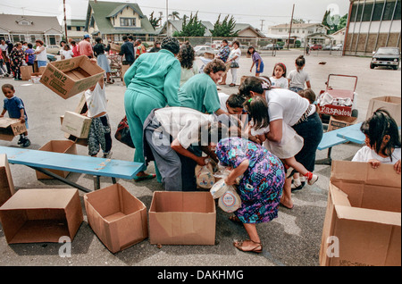 Hispaniques et Afro-américains de la faim La lutte sur les résidents locaux de donner de la nourriture après les émeutes raciales de 1992 Rodney King. Banque D'Images