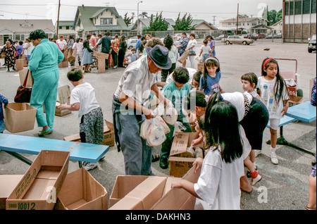 Hispaniques et Afro-américains de la faim La lutte sur les résidents locaux de donner de la nourriture après les émeutes raciales de 1992 Rodney King. Banque D'Images