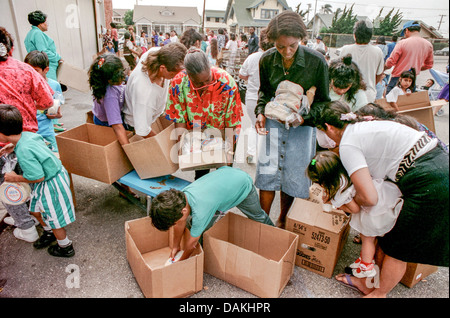 Hispaniques et Afro-américains de la faim La lutte sur les résidents locaux de donner de la nourriture après les émeutes raciales de 1992 Rodney King. Banque D'Images