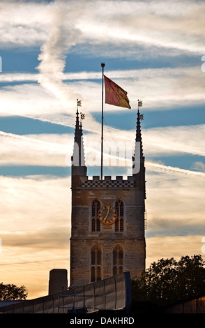 La tour de l'horloge de la cathédrale de Southwark au coucher du soleil Banque D'Images