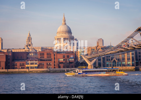 Un touriste bateau de vitesse passe sous le Millennium Bridge, Londres avec la cathédrale St Paul à l'arrière-plan Banque D'Images