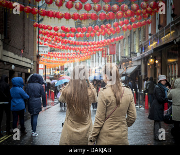 Deux jeunes filles en photographiant des lanternes chinoises au cours de la London Nouvel An chinois 2013 Célébrations Banque D'Images