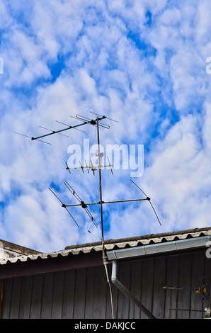 Antennes de télévision de ciel bleu Banque D'Images