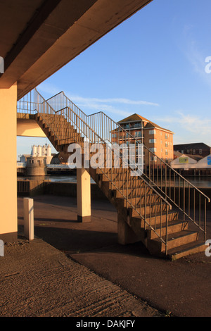 Maison havenbridge,escalier,quai de la rivière La rivière yare tall aparment à côté de la rivière, Great Yarmouth, Norfolk, UK Banque D'Images