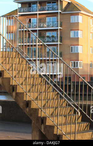 Cas d'escalier à Havenbridge Chambre,River quay bloc d'appartement à côté de la rivière, Great Yarmouth, Norfolk, UK Banque D'Images