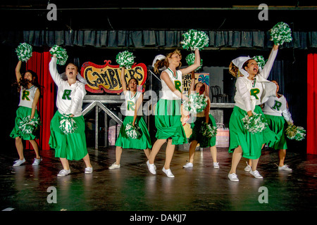 Rydell High School cheerleaders en uniforme dans la production de danse étudiant la comédie musicale "Grease" à San Clemente (CA) l'école secondaire. Banque D'Images