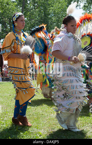 La fière nation mohawk vivant dans la communauté autochtone de Kahnawake situé sur la rive sud du fleuve Saint-Laurent, au Québec Canada célèbre son Pow-Wow annuel avec des danses traditionnelles et la musique de tambour -Juillet 2013 13-14 Banque D'Images