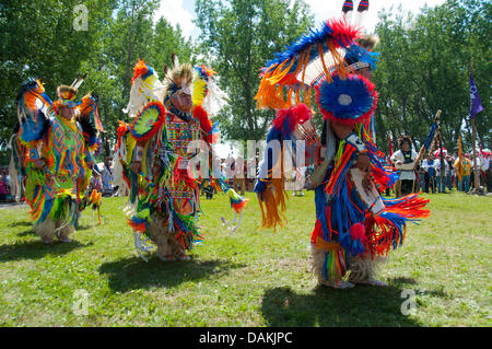 La fière nation mohawk vivant dans la communauté autochtone de Kahnawake situé sur la rive sud du fleuve Saint-Laurent, au Québec Canada célèbre son Pow-Wow annuel avec tambour et danses traditionnelles Banque D'Images